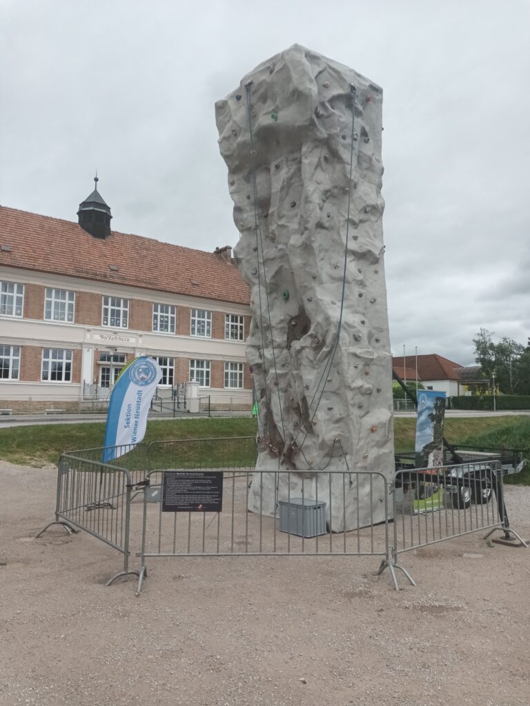 Bun­tes Stadt­fest Wie­ner Neu­stadt mit ÖTK Klet­ter­turm