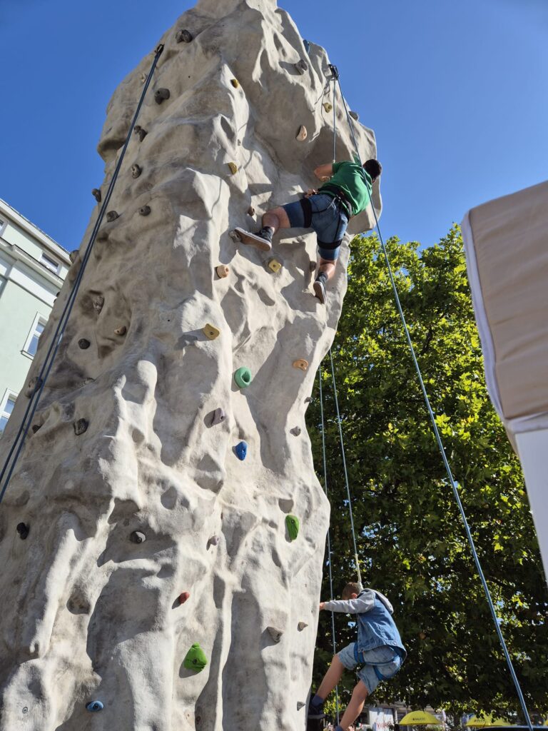 Gro­ßes Inter­es­se am Klet­ter­turm beim Bun­ten Stadt­fest